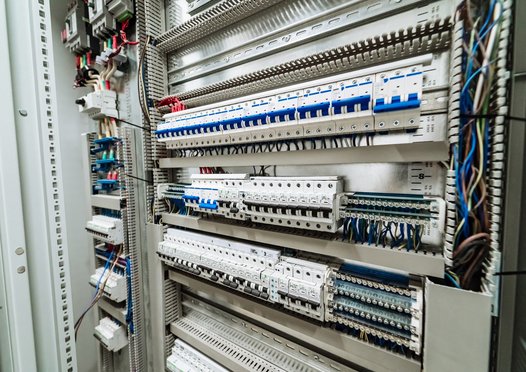 Relevamiento de un tablero eléctrico de edificio con linterna y tester