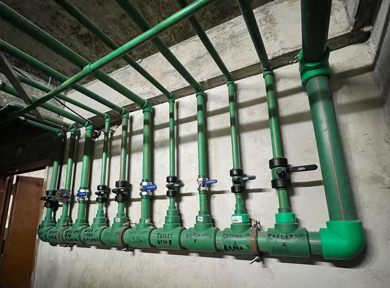 Colector de agua con llaves esféricas de un edificio