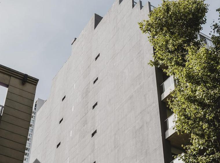 Reparación de fachada de edificio con seguimiento documentado