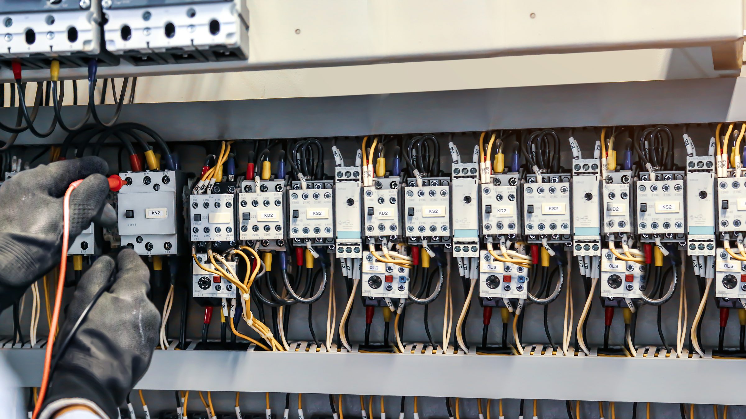 Tablero eléctrico de un edificio con llaves termomagnéticas y cableado ordenado